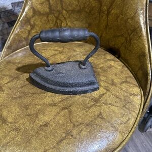 Antique chothing iron size 7x 5 1/2 in
